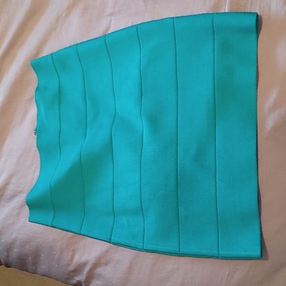 Bebe never worn bandage skirt - Picture 3 of 4